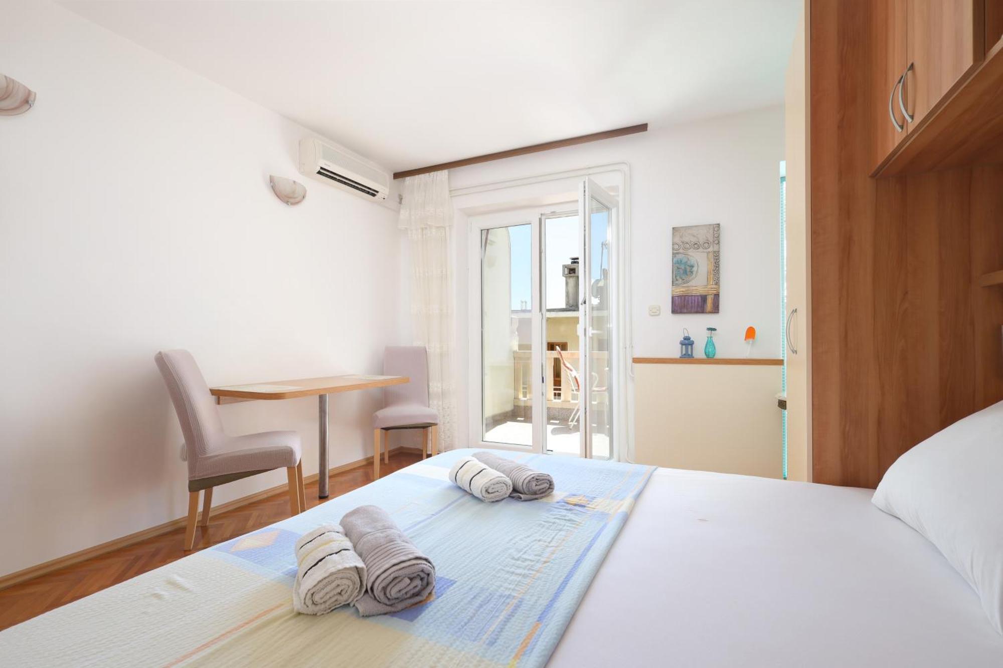 Apartments By The Sea Brela, Makarska - 18356 Номер фото