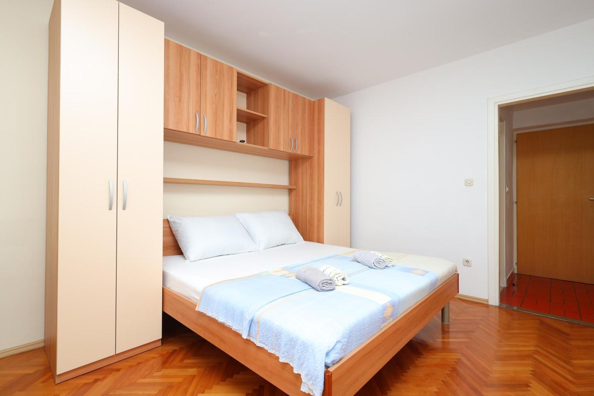 Apartments By The Sea Brela, Makarska - 18356 Номер фото