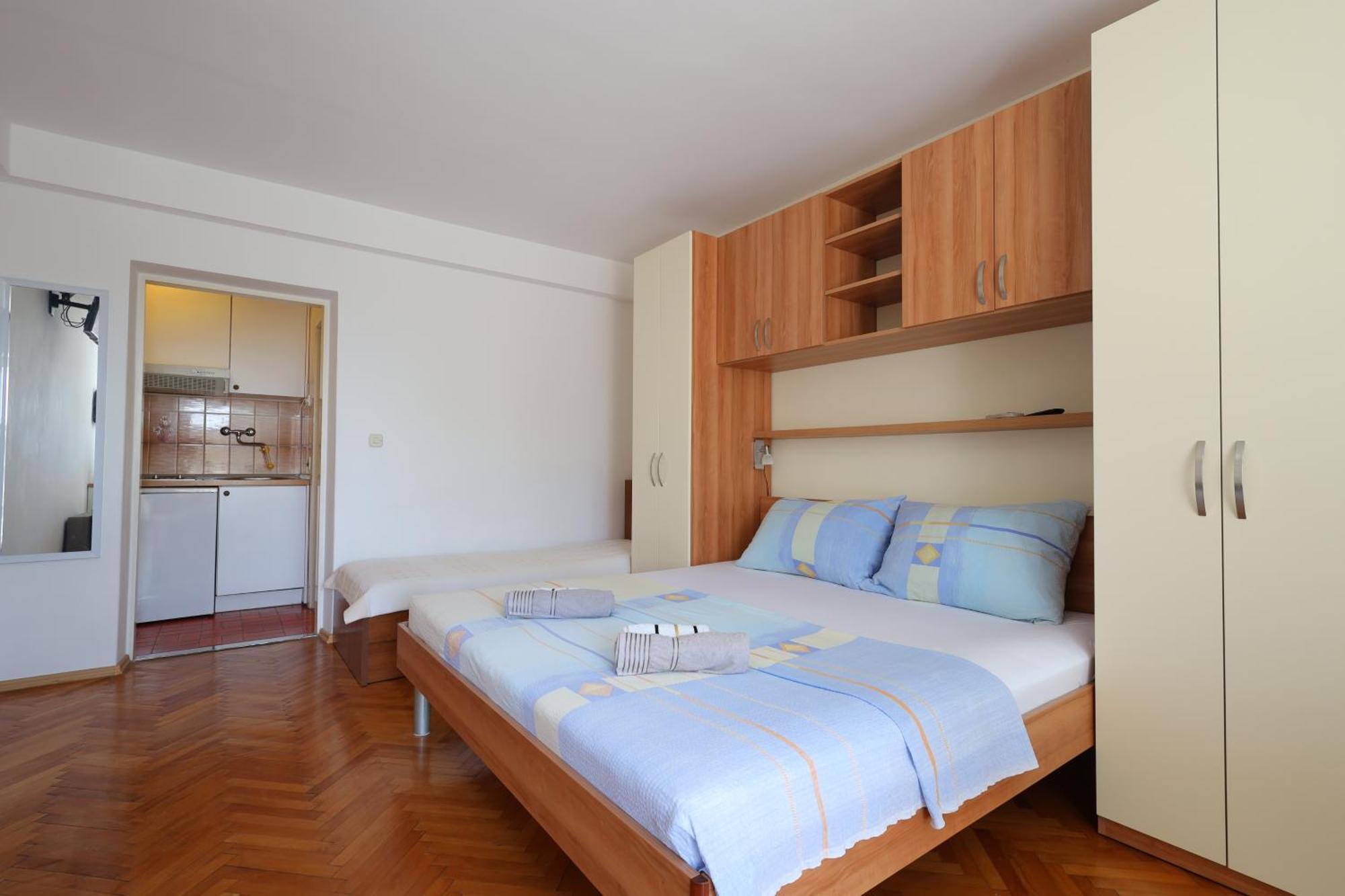 Apartments By The Sea Brela, Makarska - 18356 Номер фото