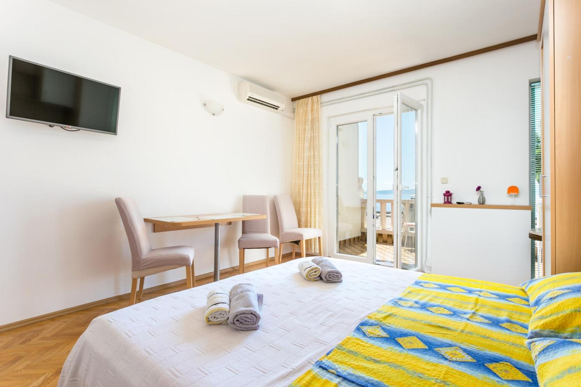 Apartments By The Sea Brela, Makarska - 18356 Номер фото
