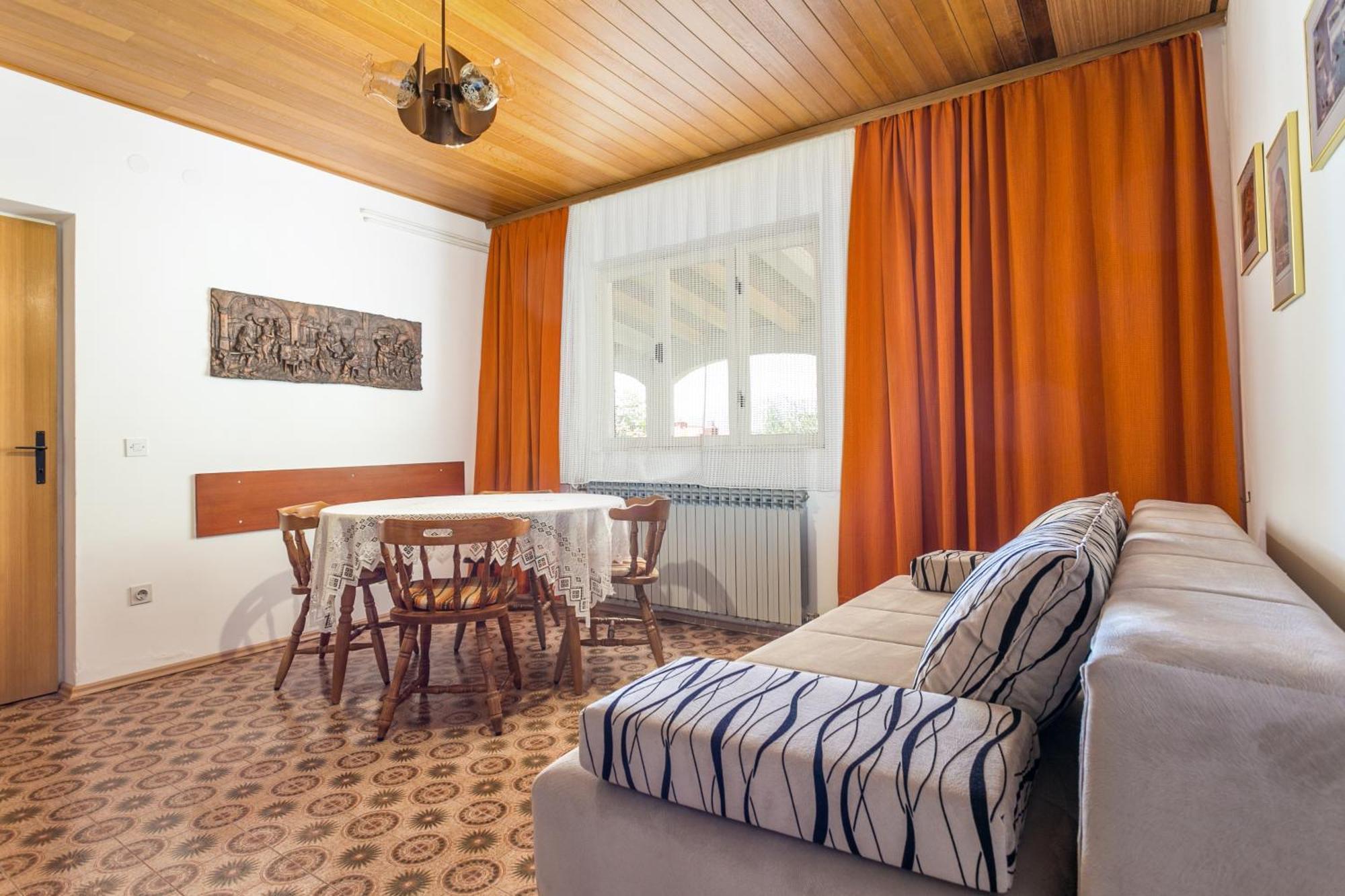 Apartments By The Sea Brela, Makarska - 18356 Номер фото